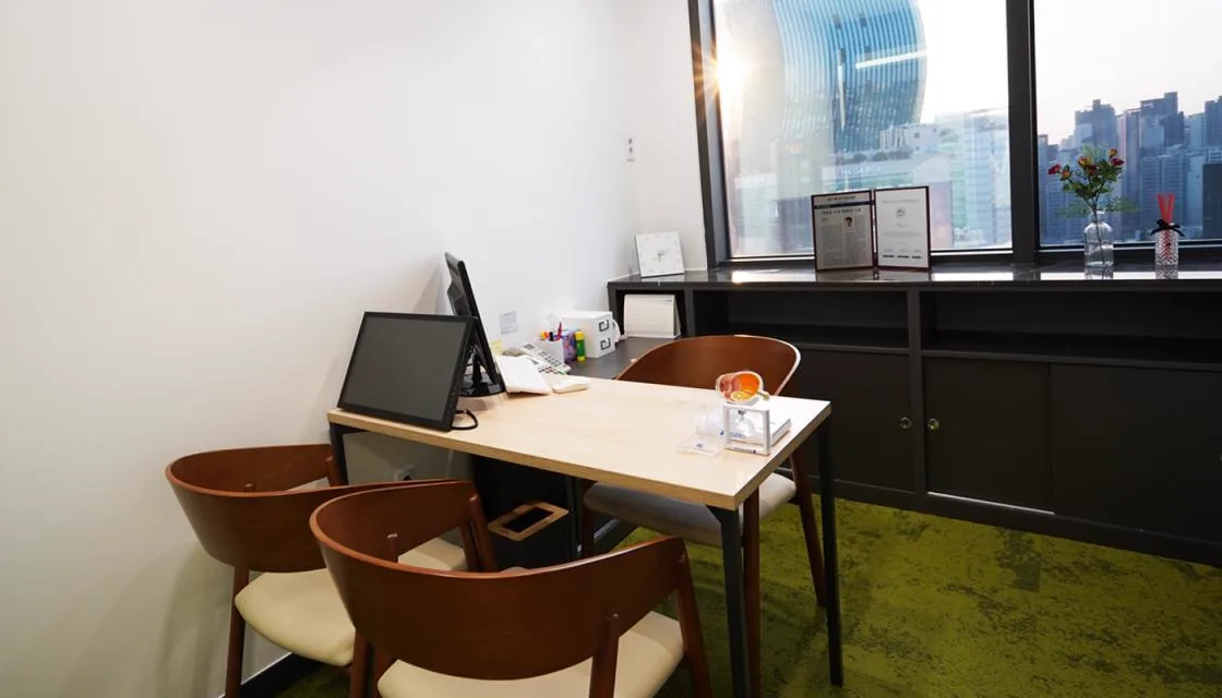Consultation room with a desk, eye model and city view