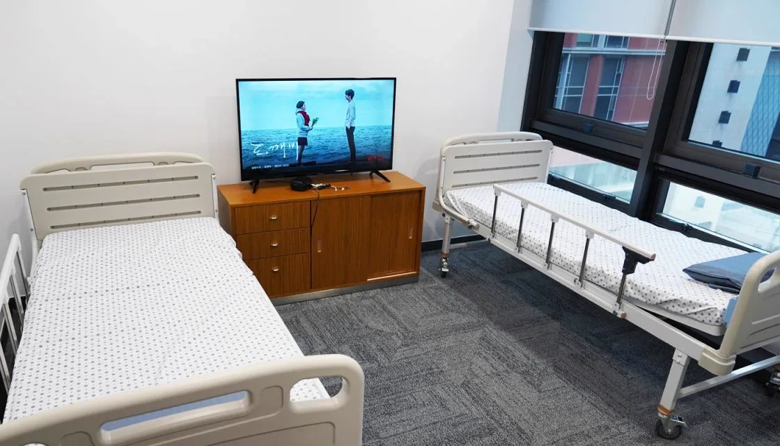Inpatient room on 8F with two adjustable beds, a TV and city-facing windows